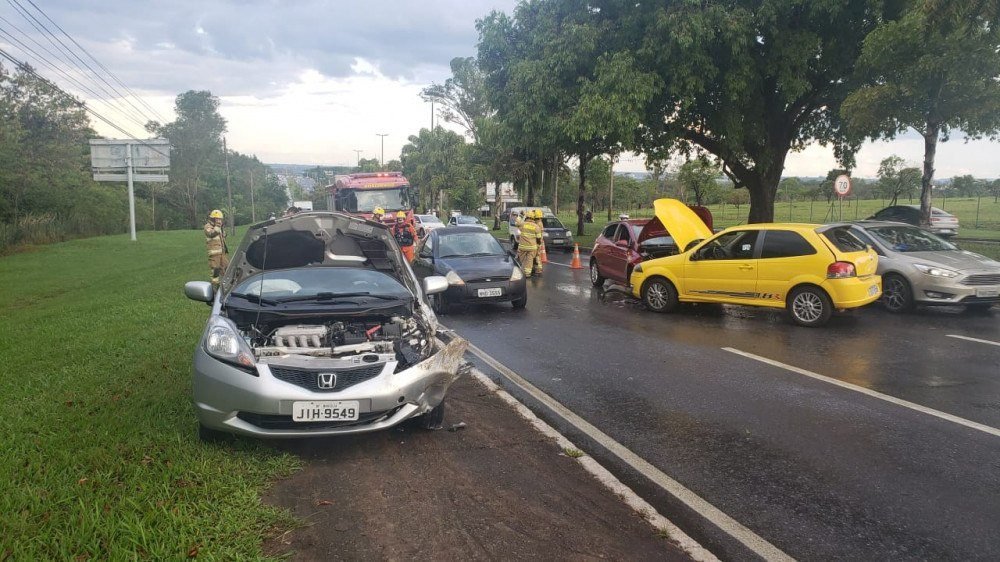 Quatro carros colidem na EPGU e condutora paraplégica vai para hospital