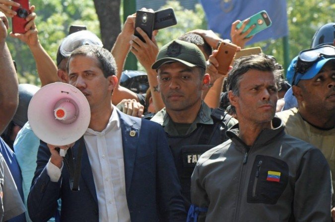 Nesta foto de arquivo tirada em 30 de abril de 2019, o líder da oposição venezuelana e autoproclamado presidente interino Juan Guaidó (E) fala a apoiadores ao lado do político de oposição Leopoldo Lopez (D). - (crédito: Federico PARRA / AFP) Nesta foto de arquivo tirada em 30 de abril de 2019, o líder da oposição venezuelana e autoproclamado presidente interino Juan Guaidó (E) fala a apoiadores ao lado do político de oposição Leopoldo Lopez (D). - (crédito: Federico PARRA / AFP)