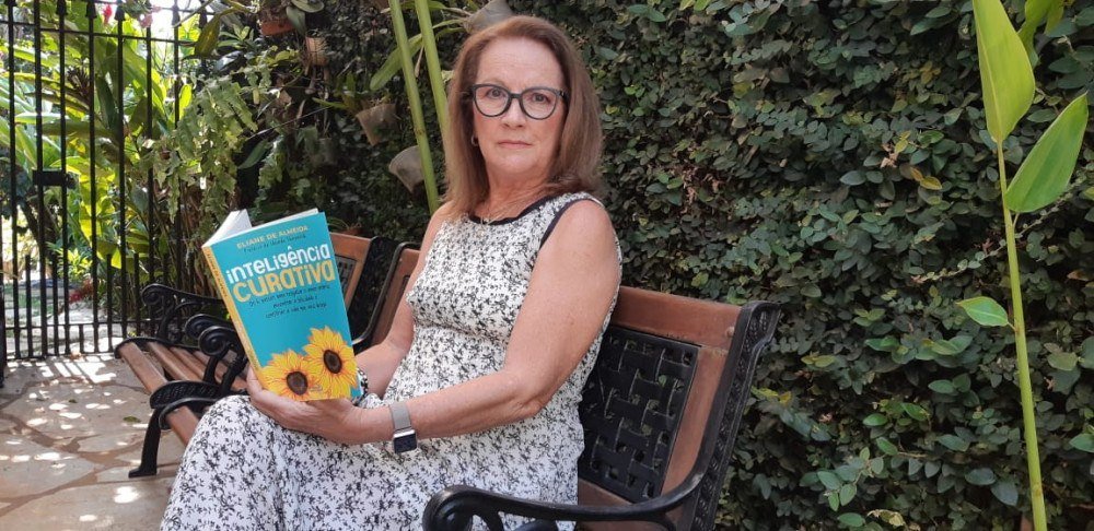 A psic&oacute;loga Eliane de Almeida, lan&ccedil;a nesta quinta-feira (28/10) 'Intelig&ecirc;ncia curativa', o primeiro livro da autora, que tem a proposta de promover uma jornada de autoconhecimento e acesso &agrave; sa&uacute;de mental.