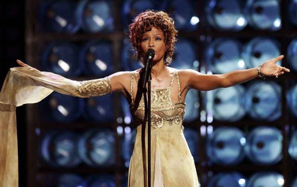 Whitney Houston faz história com três álbuns diamantes
