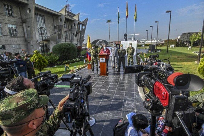 O ministro da Defesa de Colômbia, Carlos Holmes Trujillo (C), dá entrevista coletiva sobre a operação em que morreu o comandante guerrilheiro do Exército de Libertação Nacional (ELN) Uriel, em Bogotá em 26 de outubro de 2020. - (crédito: Juan BARRETO / AFP) O ministro da Defesa de Colômbia, Carlos Holmes Trujillo (C), dá entrevista coletiva sobre a operação em que morreu o comandante guerrilheiro do Exército de Libertação Nacional (ELN) Uriel, em Bogotá em 26 de outubro de 2020. - (crédito: Juan BARRETO / AFP)