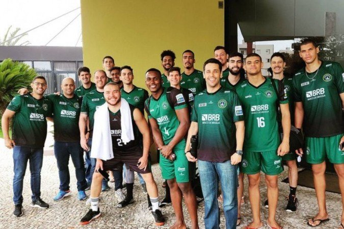 Brasília Vôlei masculino comemora título no torneio amistosos Super 4 Minas, disputado em Uberlândia (MG), em outubro de 2020 -  (crédito: Brasília Vôlei/Reprodução)