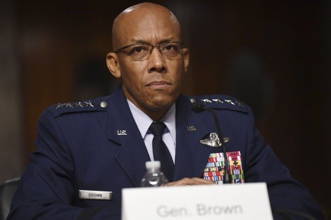 Nesta foto de arquivo tirada em 7 de maio de 2020, o General Charles Q. Brown, Jr.. - (crédito: AFP / POOL / Kevin DIETSCH) Nesta foto de arquivo tirada em 7 de maio de 2020, o General Charles Q. Brown, Jr.. - (crédito: AFP / POOL / Kevin DIETSCH)