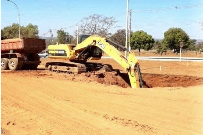A faixa exclusiva para o transporte público foi interditada em julho para construção dos dois viadutos na Estrada Setor Policial Militar (ESPM) -  (crédito: Divulgação/Secretaria de Obras)