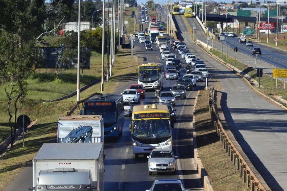 Acidente entre carro e moto deixa BR-040 interditada