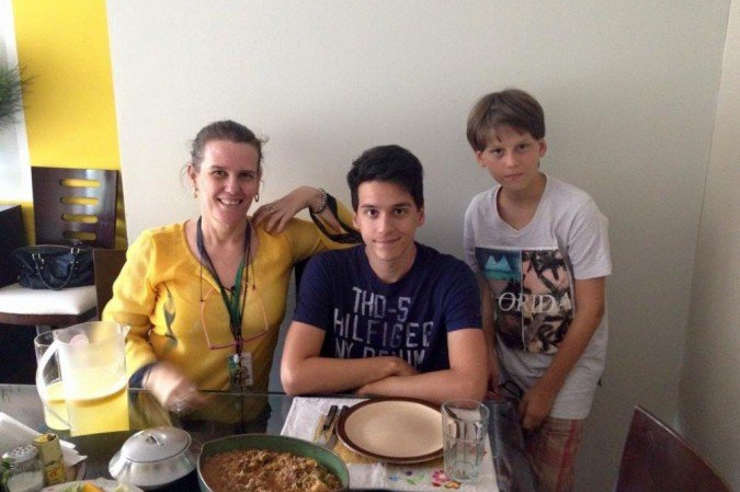 Thâmar Dias faz questão de, ao lado do caçula, Bruno, relembrar os bons momentos e o privilégio de ter convivido com Lucas, morto aos 23 anos