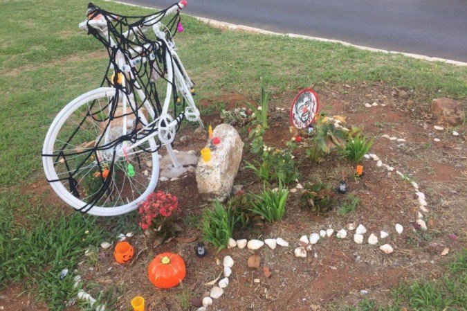 A bicicleta de Raul, a Dory, ganhou pintura branca e, colocada no local do acidente, está sempre decorada: memória viva
