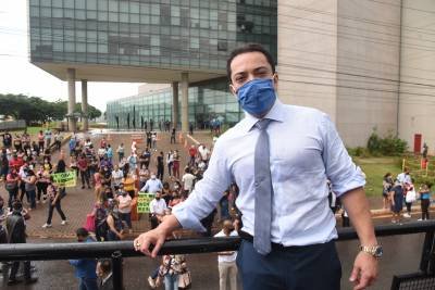 29/10/2020 Crédito: Ed Alves/CB/D.A Press. Brasil. Brasilia - DF. Cidades. José Gomes reassume como deputado distrital na Câmara Legislativa. O distrital comemora com seus apoiadores.