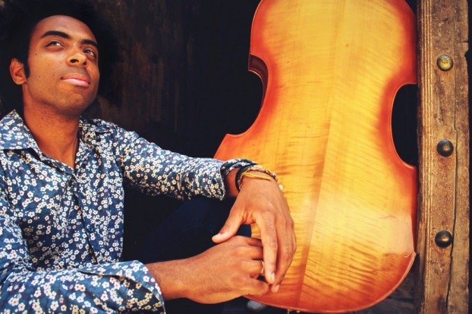O ator e baixista cubano Damián Nueva será um dos convidados do Fórum de Produtores Culturais no Mês da Consciência Negra -  (crédito: Alain Aspiolea/Divulgação)