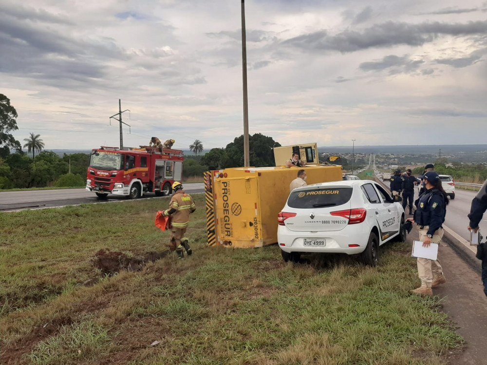 O tombamento de um carro-forte, na tarde desta sexta-feira (30/10), deixou tr&ecirc;s pessoas feridas