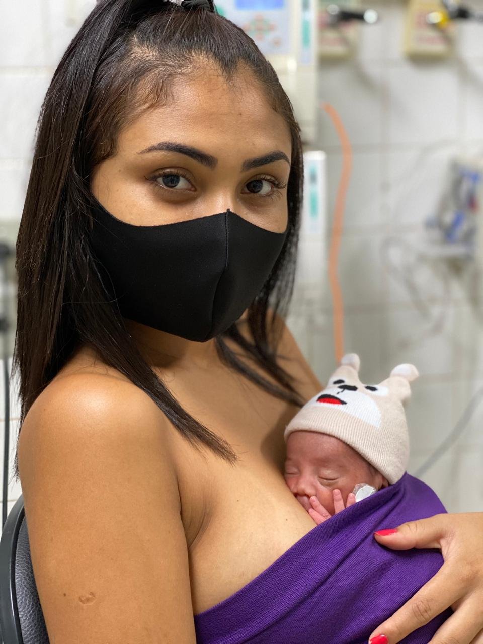 As mães tiraram fotos com e sem máscara