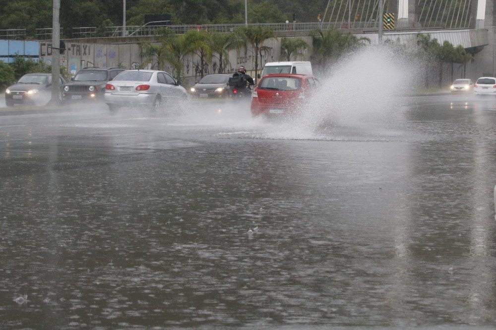 Eduardo Paes alerta população sobre risco de chuva forte no Rio