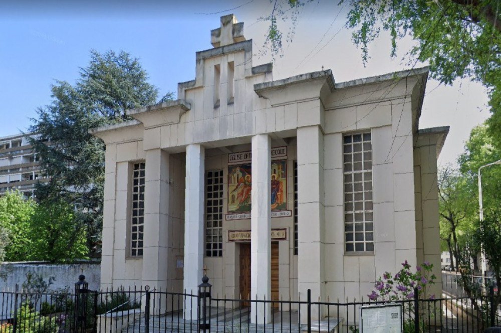 Padre é baleado em frente a igreja em Lyon, na França