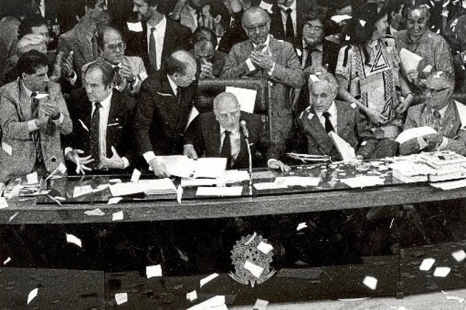 Ulysses Guimarães declara promulgada a Constituição Cidadã, em 1988: importância histórica da Carta Magna estaria acima de circunstância política - (crédito: Arquivo/EBC) Ulysses Guimarães declara promulgada a Constituição Cidadã, em 1988: importância histórica da Carta Magna estaria acima de circunstância política - (crédito: Arquivo/EBC)