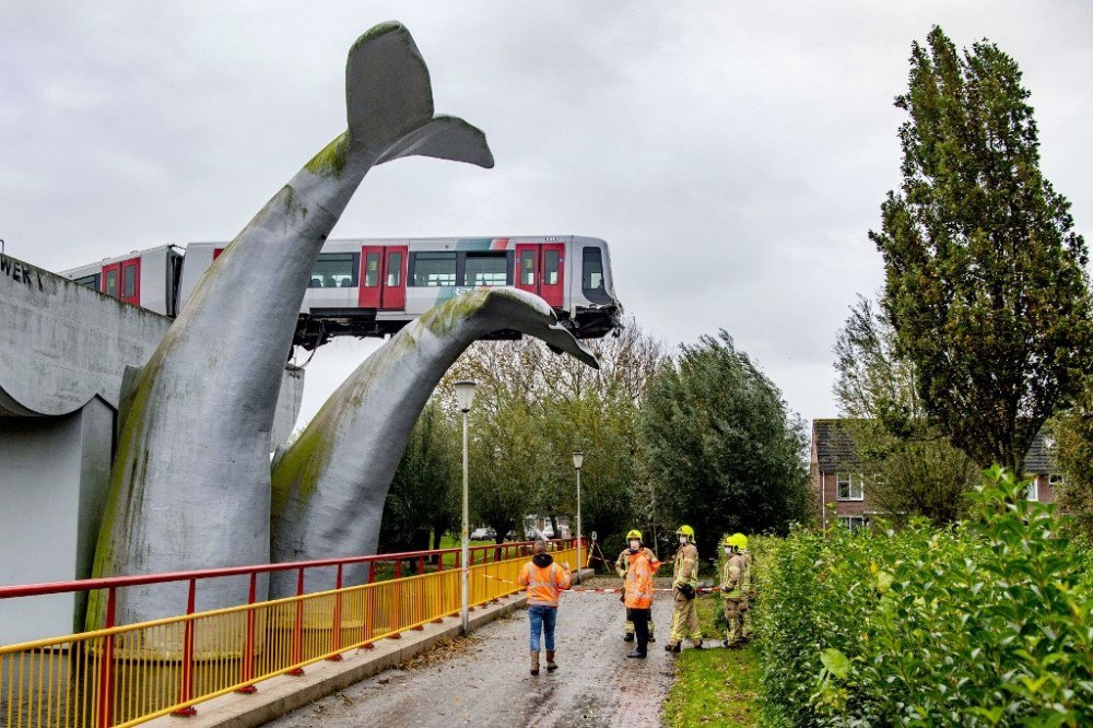 Cauda de escultura de baleia evita que um vagão de metrô caia na água