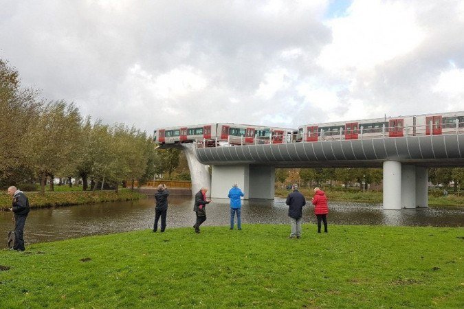 Escultura de baleia salva vagão de cair na água na Holanda