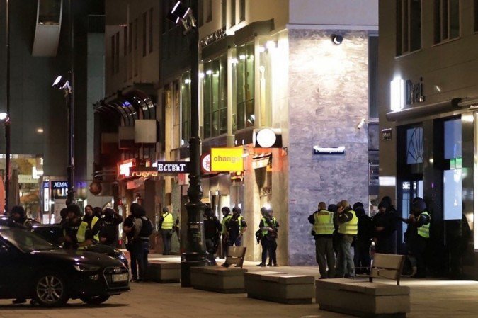 Movimentação nas ruas de Viena após tiroteio perto de sinagoga.