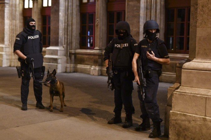 Movimentação nas ruas de Viena após tiroteio perto de sinagoga.