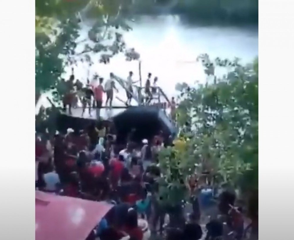 Vídeo: Balsa afunda com paredão de som em festa 