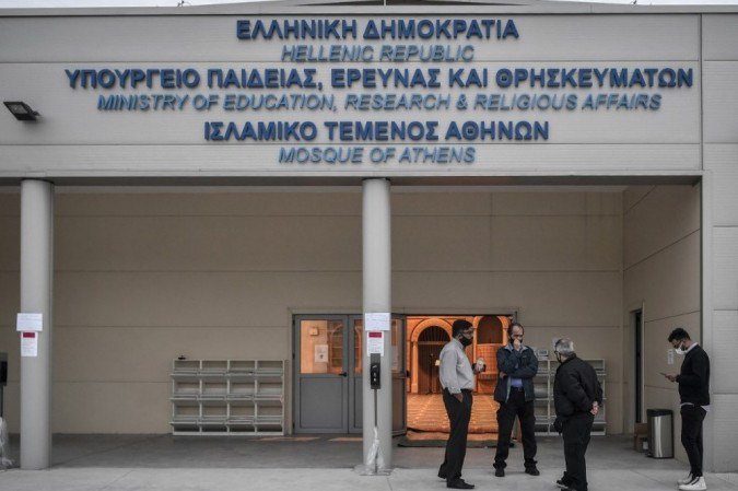 Adoradores muçulmanos estão do lado de fora da primeira mesquita oficial na capital grega, Atenas, um dia depois de sua inauguração em 3 de novembro de 2020. - (crédito: LOUISA GOULIAMAKI / AFP) Adoradores muçulmanos estão do lado de fora da primeira mesquita oficial na capital grega, Atenas, um dia depois de sua inauguração em 3 de novembro de 2020. - (crédito: LOUISA GOULIAMAKI / AFP)