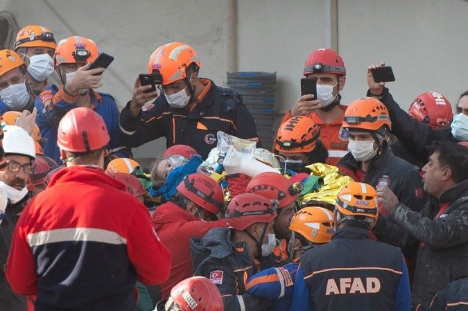 Terremoto na Turquia deixou pelo menos 100 mortos e cerca de mil feridos -  (crédito: AFP / Yasin AKGUL)