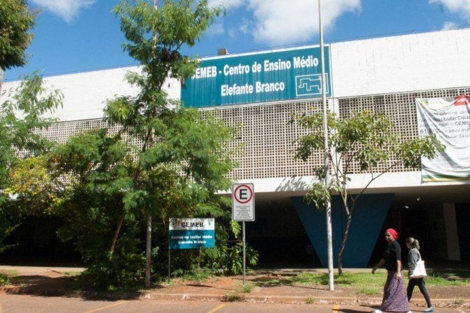 Alunos e professores do Centro de Ensino Médio Elefante Branco irão lançar coletânea de textos - (crédito: Marcello Casal/Agencia Brasil) Alunos e professores do Centro de Ensino Médio Elefante Branco irão lançar coletânea de textos - (crédito: Marcello Casal/Agencia Brasil)