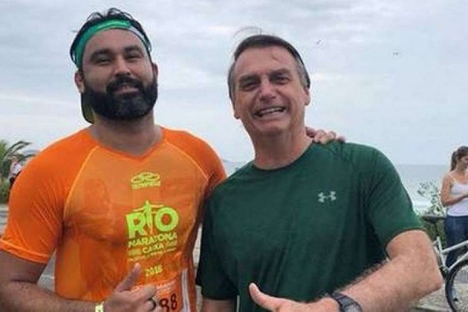 Leonardo Rodrigues de Jesus, o Léo Índio, ao lado do presidente Jair Bolsonaro -  (crédito: Facebook/Reprodução)