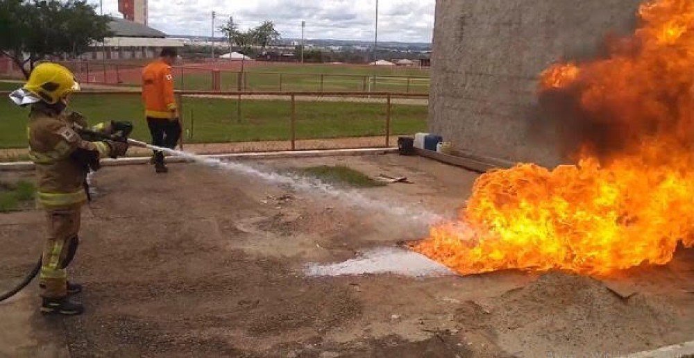 Espuma desenvolvida por bombeiros do DF é finalista de prêmio de inovação