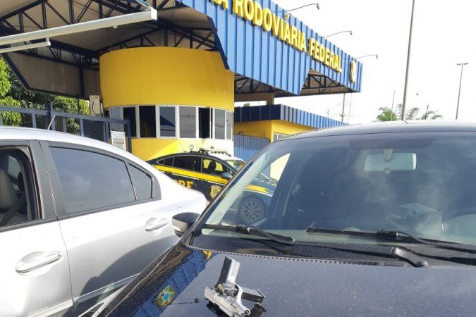 A Polícia Rodoviária Federal (PRF) recebeu denúncia de que homens em dois carros realizavam roubos em rodovias do DF