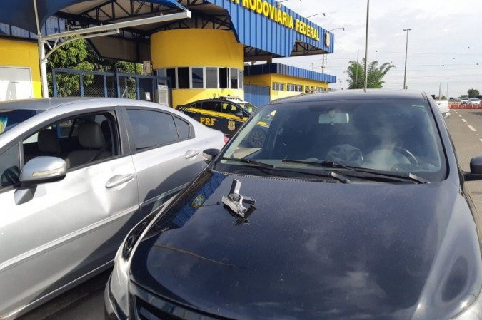 A Polícia Rodoviária Federal (PRF) recebeu denúncia de que homens em dois carros realizavam roubos em rodovias do DF