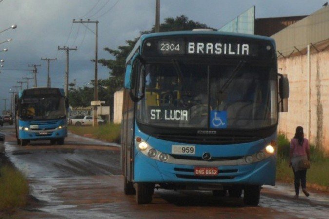 Vítima conseguiu rastrear localização do celular roubado e ajudou os policiais a encontrarem o jovem - (crédito: Divulgação/Prefeitura de Águas Lindas) Vítima conseguiu rastrear localização do celular roubado e ajudou os policiais a encontrarem o jovem - (crédito: Divulgação/Prefeitura de Águas Lindas)