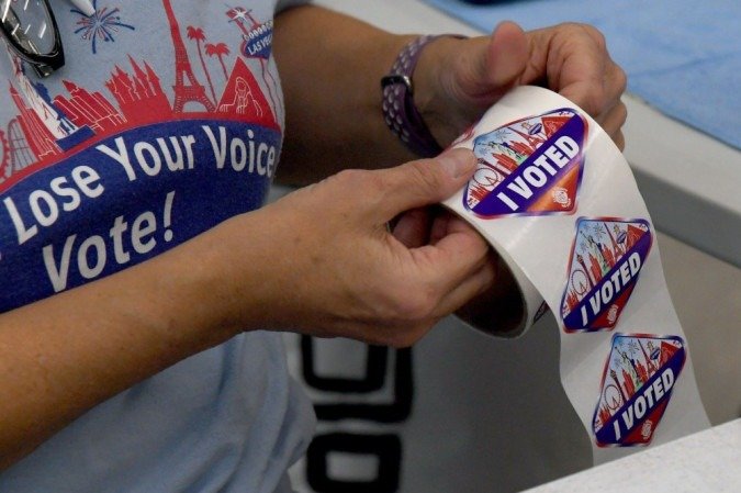 Republicano questiona legalidade de votos recebidos pelos correios, justamente os que dão maioria a Joe Biden -  (crédito: Ethan Miller/Getty Images/AFP)