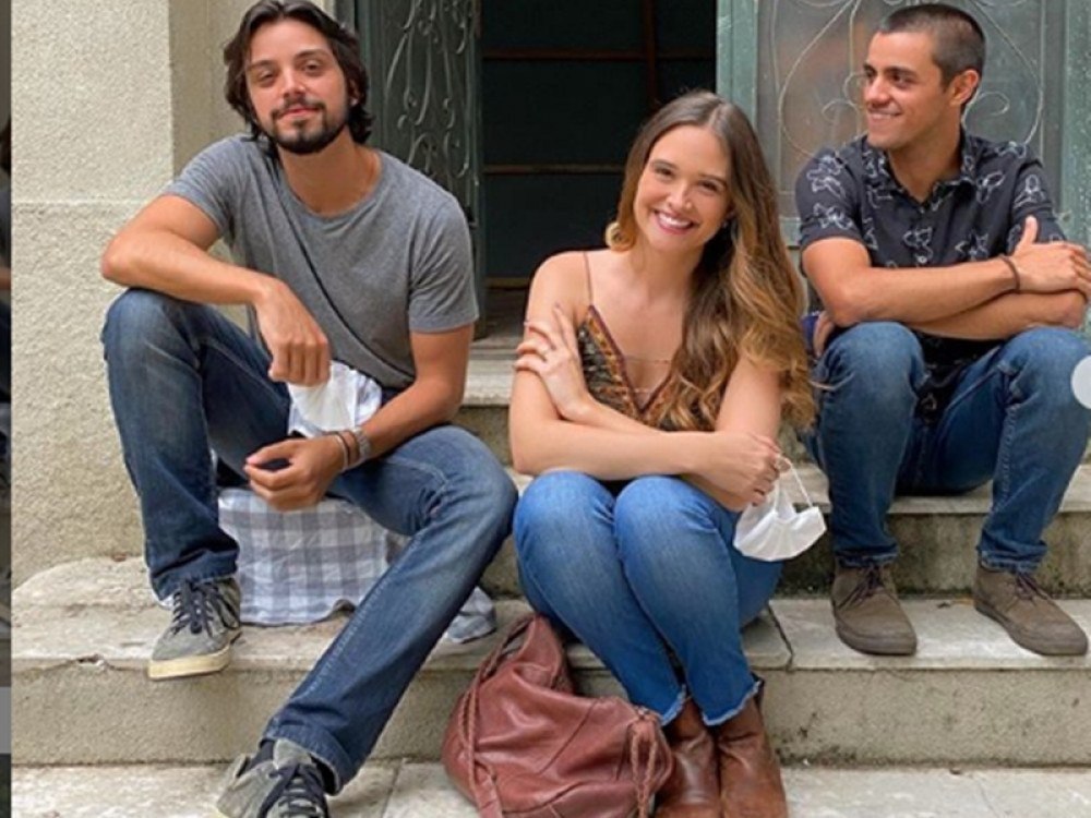 Irmãos Rodrigo e Felipe Simas começam a gravar novela como rivais