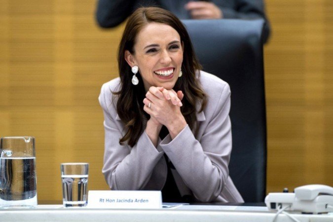 A primeira-ministra da Nova Zelândia, Jacinda Ardern, sorri durante a reunião de gabinete no parlamento em Wellington em 6 de novembro de 2020. - (crédito: Dave Lintott / AFP) A primeira-ministra da Nova Zelândia, Jacinda Ardern, sorri durante a reunião de gabinete no parlamento em Wellington em 6 de novembro de 2020. - (crédito: Dave Lintott / AFP)