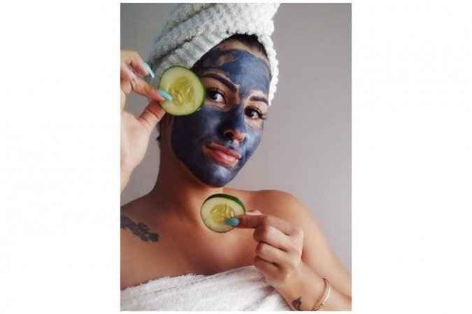 Jéssica Santos costuma usar rodelas geladas de pepino para amenizar as olheiras - (crédito: Arquivo pessoal) Jéssica Santos costuma usar rodelas geladas de pepino para amenizar as olheiras - (crédito: Arquivo pessoal)