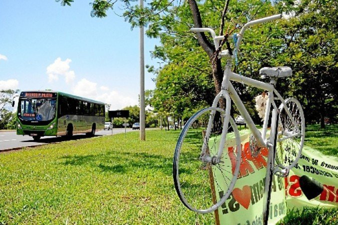 Homenagem ao ciclista Francisco Sales Ferreira de Araújo, morto aos 56 anos, em setembro, depois de ser atingido por um micro-ônibus, na L4 Norte