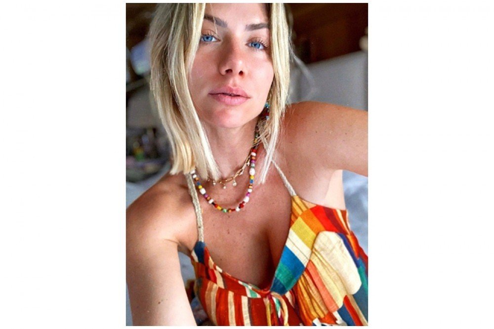 Giovana Ewbank usa um colar de miçangas com pérolas e ainda coloca peças mais finas misturadas