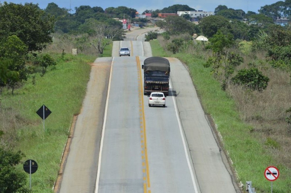 Carro capota na BR-070 e duas mulheres ficam feridas