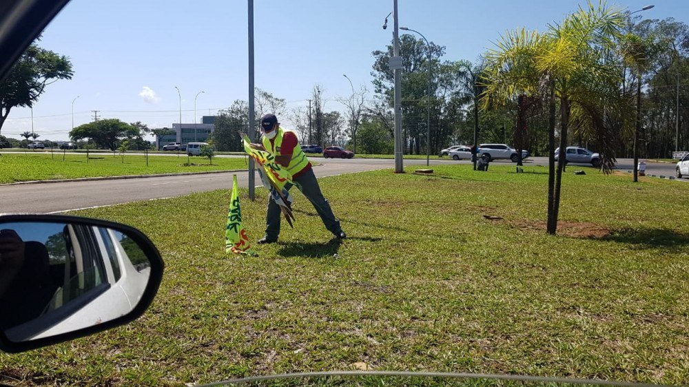 GDF retira faixas e entulhos no Sudoeste, Lago Sul e Samambaia