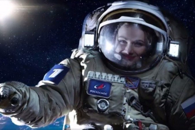 Cena de comercial que convida russas a se candidatarem para estrelar o filme 'O desafio' -  (crédito: Yellow, Black and White/Chanel One/Reprodução)