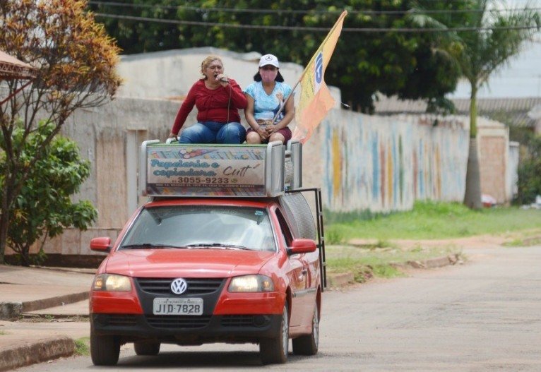Propaganda eleitoral ocorre com bandeiras e carros de som