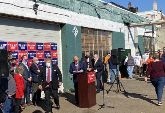 Equipe de Trump faz coletiva em lugar inusitado e vira piada