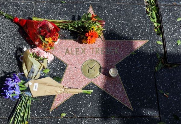 Estrela de Alex Trebek, apresentador do programa "Jeopardy!" na cal&ccedil;ada da fama de Los Angeles
