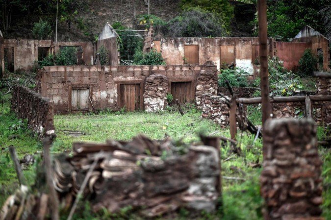 Ruínas de casa destruída por rompimento da barragem do Fundão em 2015, no distrito de Mariana - (crédito: DOUGLAS MAGNO/AFP) Ruínas de casa destruída por rompimento da barragem do Fundão em 2015, no distrito de Mariana - (crédito: DOUGLAS MAGNO/AFP)