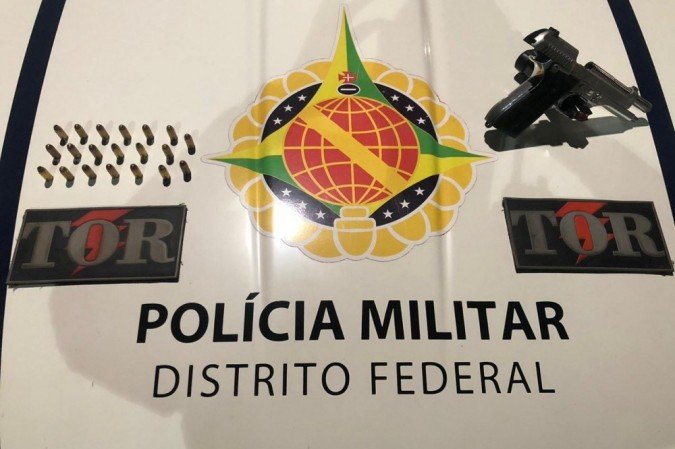 Homem é flagrado com arma de fogo dentro do carro durante bloqueio da PMDF 