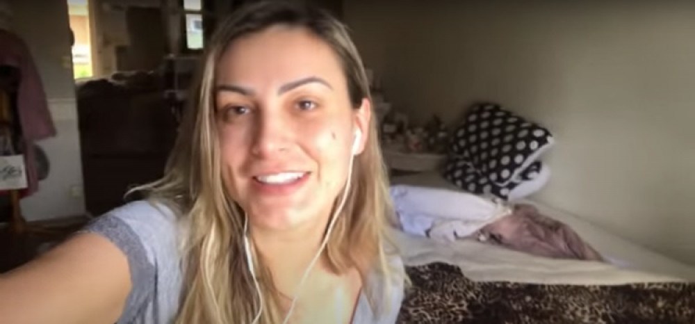 Após ruptura com igreja, Andressa Urach aposta nos vlogs e mostra gaveta de calcinha