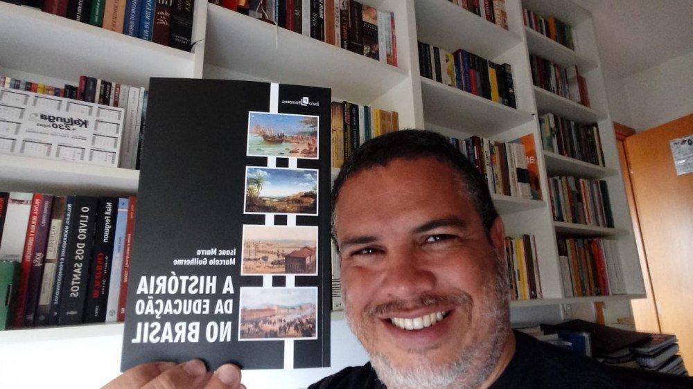 Marcelo Guilherme leciona filosofia, sociologia e ensino religioso para o ensino fundamental e m&eacute;dio