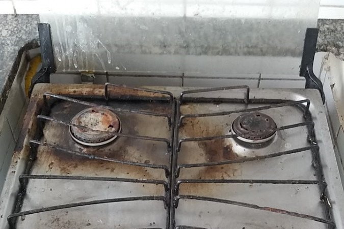 A realidade das cozinhas comunitárias: fogões sujos, depredados e sem manutenção 