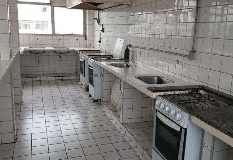 A realidade das cozinhas comunitárias: fogões sujos, depredados e sem manutenção 
