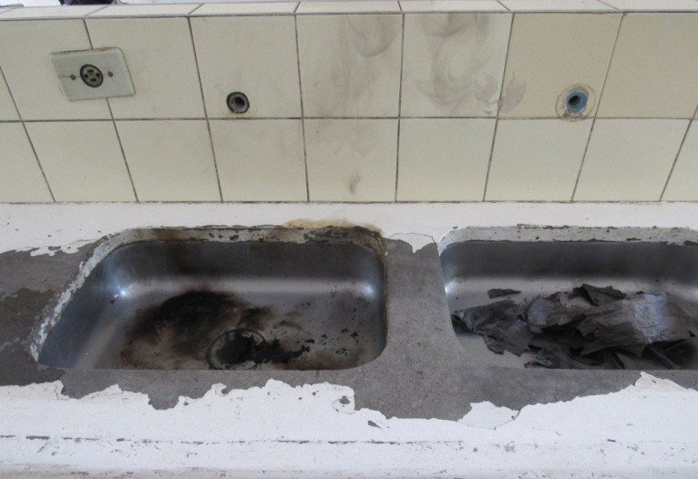 A realidade das cozinhas comunitárias: fogões sujos, depredados e sem manutenção 